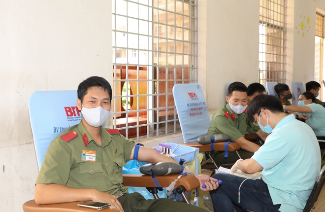 Gần 400 giáo viên, sinh viên An ninh hiến máu vì đồng đội thân yêu - Ảnh minh hoạ 3